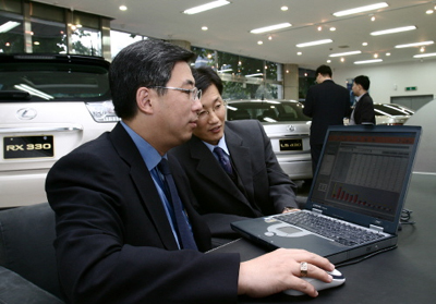 한영철 프라임모터 사장이 오토 CRM 프로그램을 이용해 고객관리를 하고 있다.