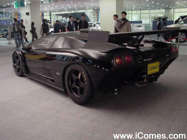 현 Lamborghini Diablo GTR(뒤)