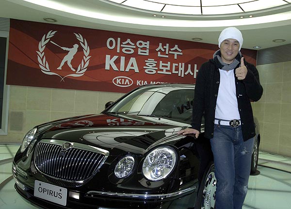 기아자동차㈜는 최근 기아차 압구정동 국내영업본부 사옥에서 기아차 조남홍 사장 등이 참석한 가운데 국내훈련을 위해 귀국한 이승엽 선수 부부에게 뉴오피러스 2대를 전달했다.