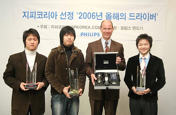 왼쪽부터 김준태(인기상), 황진우(올해 드라이버),필립스전자 버트 이사, 김태현(신인상)