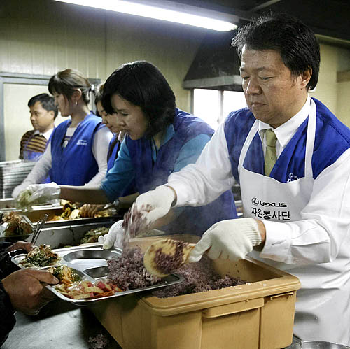 한국토요타 치기라 타이조 사장과 사원들이 노숙자를 위한 급식 자원 봉사를 실시하고 있다.