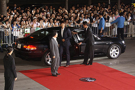 BMW 7시리즈를 타고 입장한 정지훈(비)씨