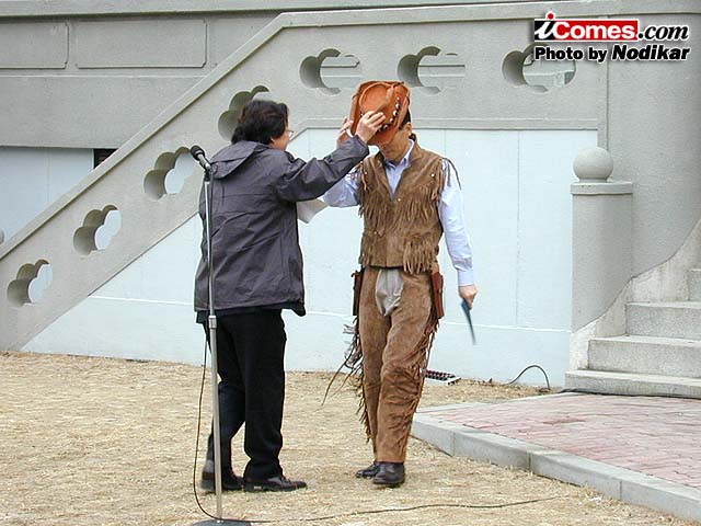카우보이 모자 전달