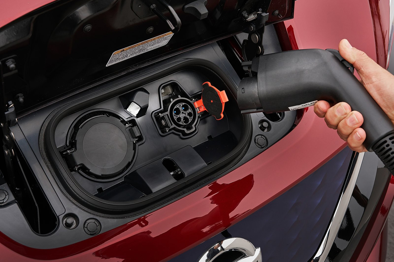 Nissan-Leaf-2018-1600-4b.jpg