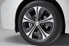 Nissan-Leaf-2018-1600-4d.jpg