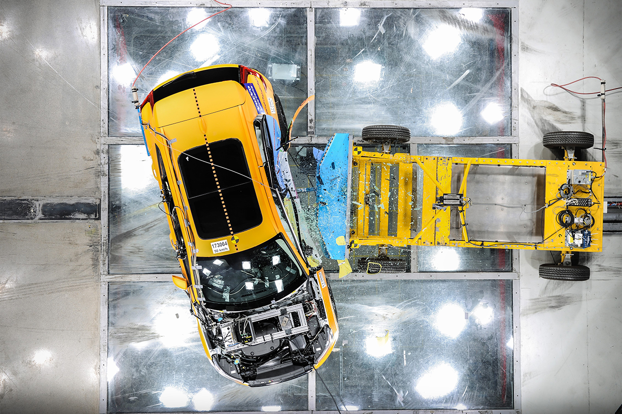 213031_New_Volvo_XC40_Crash_Test_side_impact_from_above.jpg