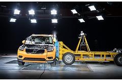 213029_New_Volvo_XC40_Crash_Test_side_impact_from_front.jpg