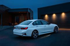 BMW-3-Series-2019-1600-1d.jpg