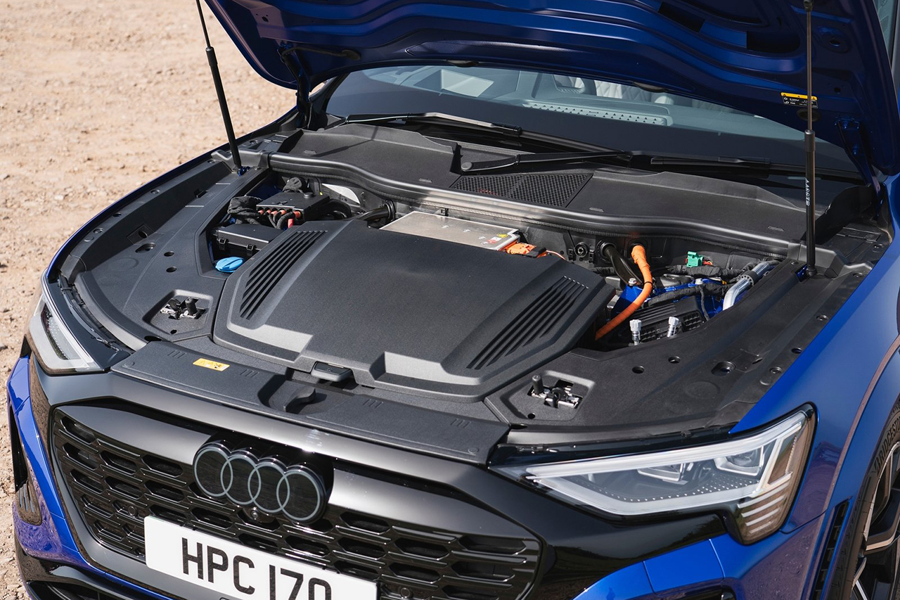 Audi-SQ8_Sportback_e-tron_Black_Edition_UK-Version-2024-1600-4d.jpg