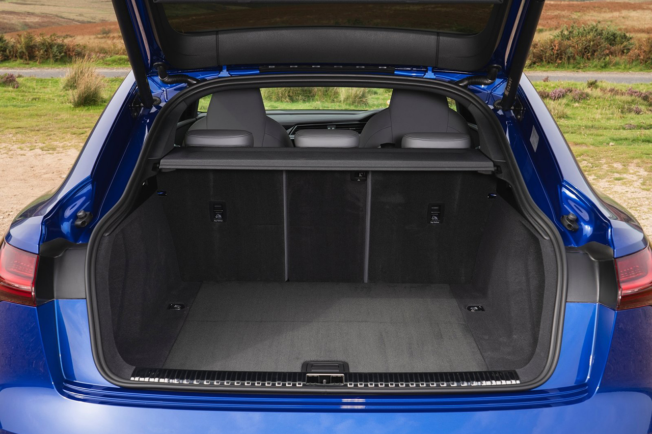 Audi-SQ8_Sportback_e-tron_Black_Edition_UK-Version-2024-1600-45.jpg