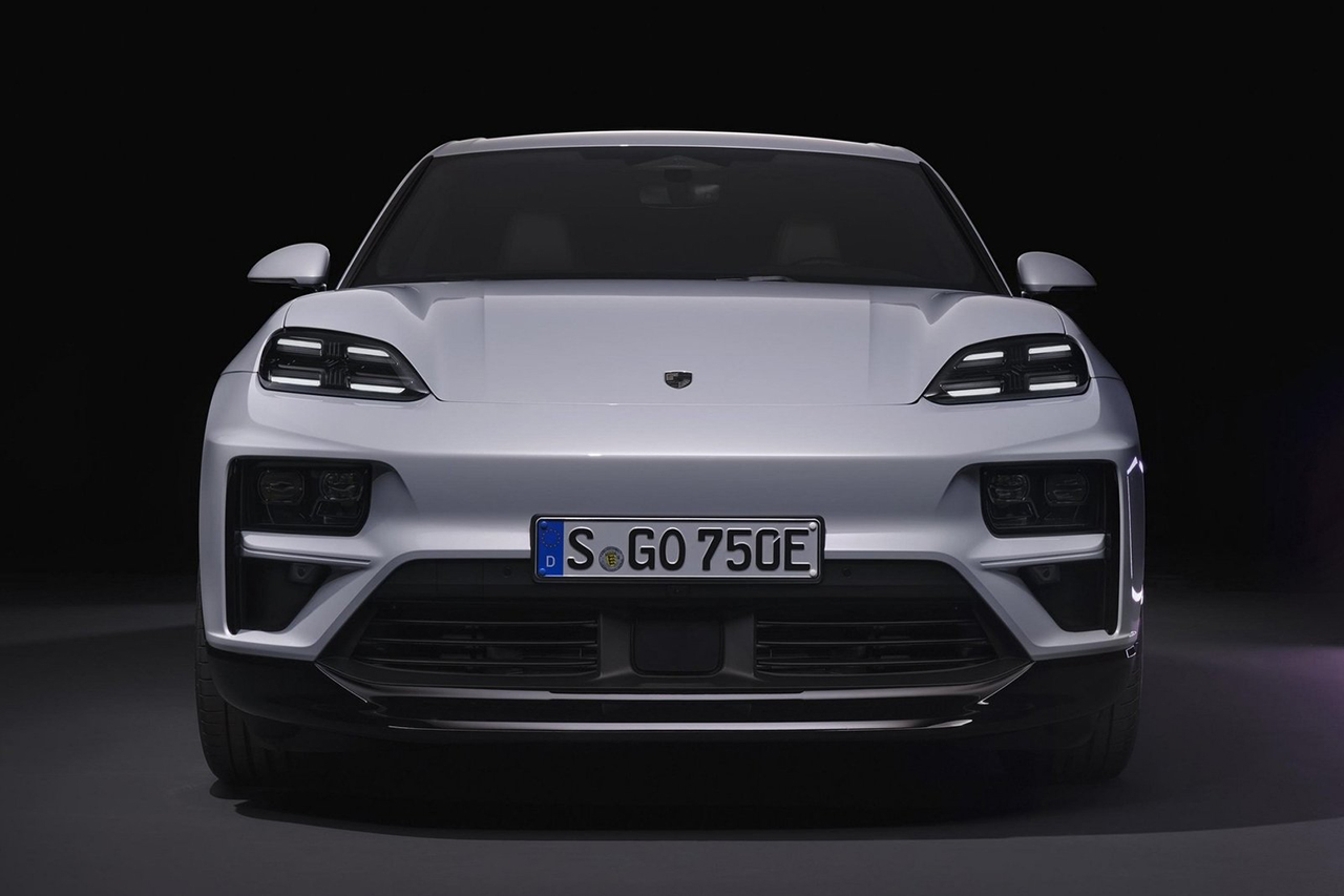 Porsche-Macan_Turbo-2025-1600-40.jpg
