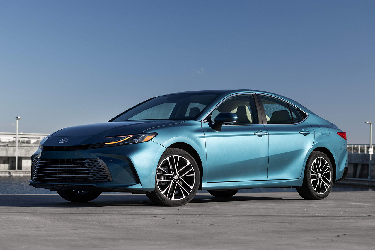 Toyota-Camry_Hybrid-2025-Front_Three-Quarter.a0459aee.jpg