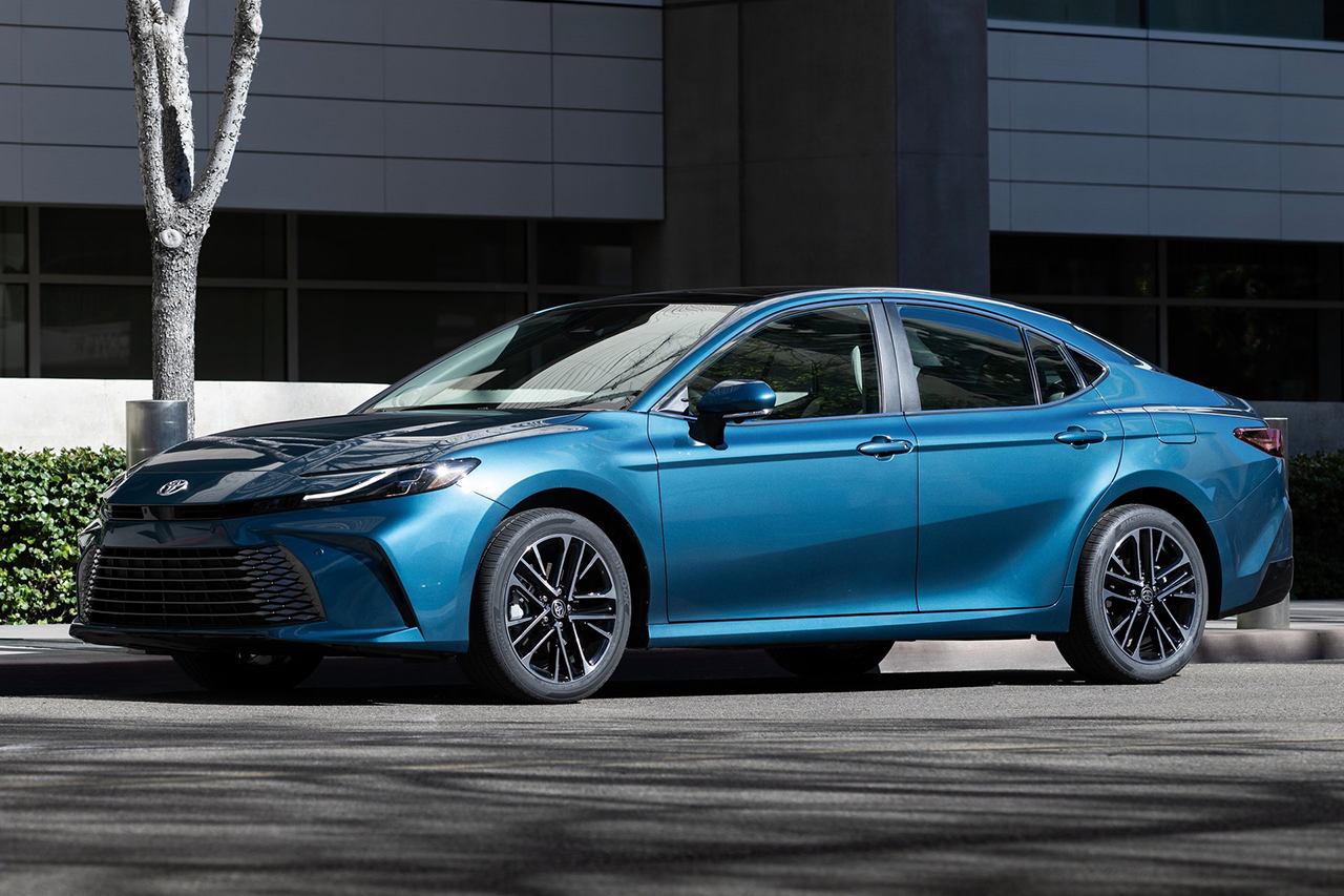 Toyota-Camry_Hybrid-2025-HD-1a18a2061b8484947d278967693b112f2baff0a4e.jpg