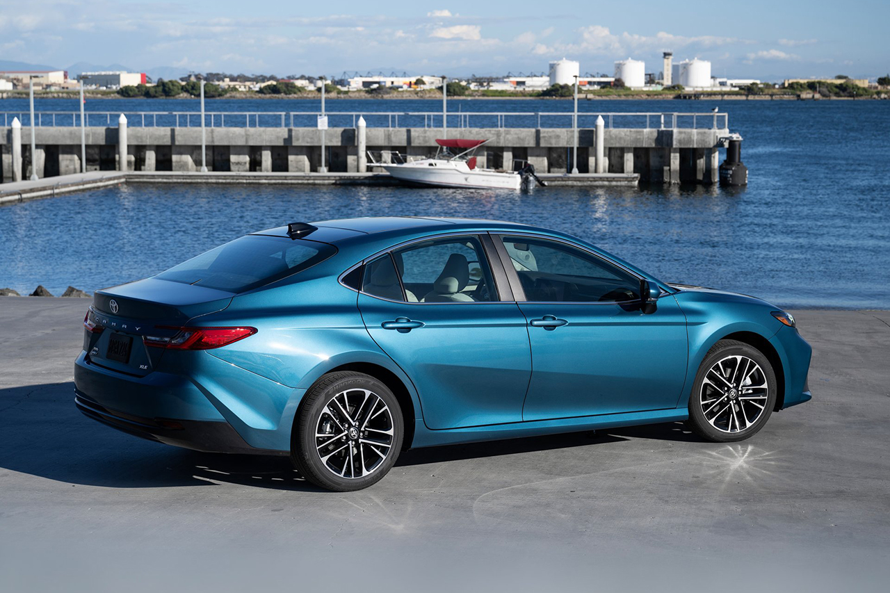 Toyota-Camry_Hybrid-2025-HD-7549b1f41b8407bd6fa06cc1f05257ca15aae6a4f.jpg
