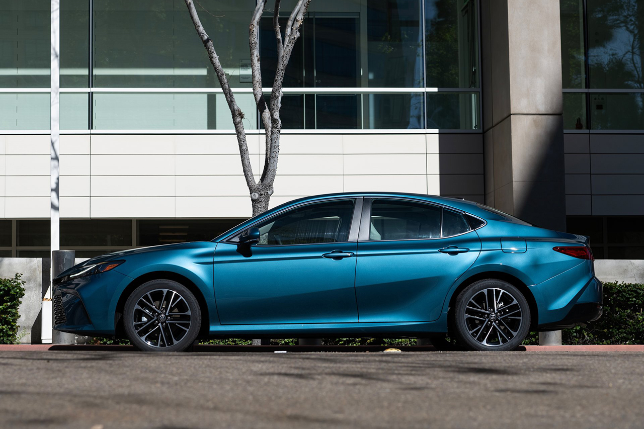Toyota-Camry_Hybrid-2025-HD-34498e051b848f362978f0b1d8d3a532097904a4f.jpg