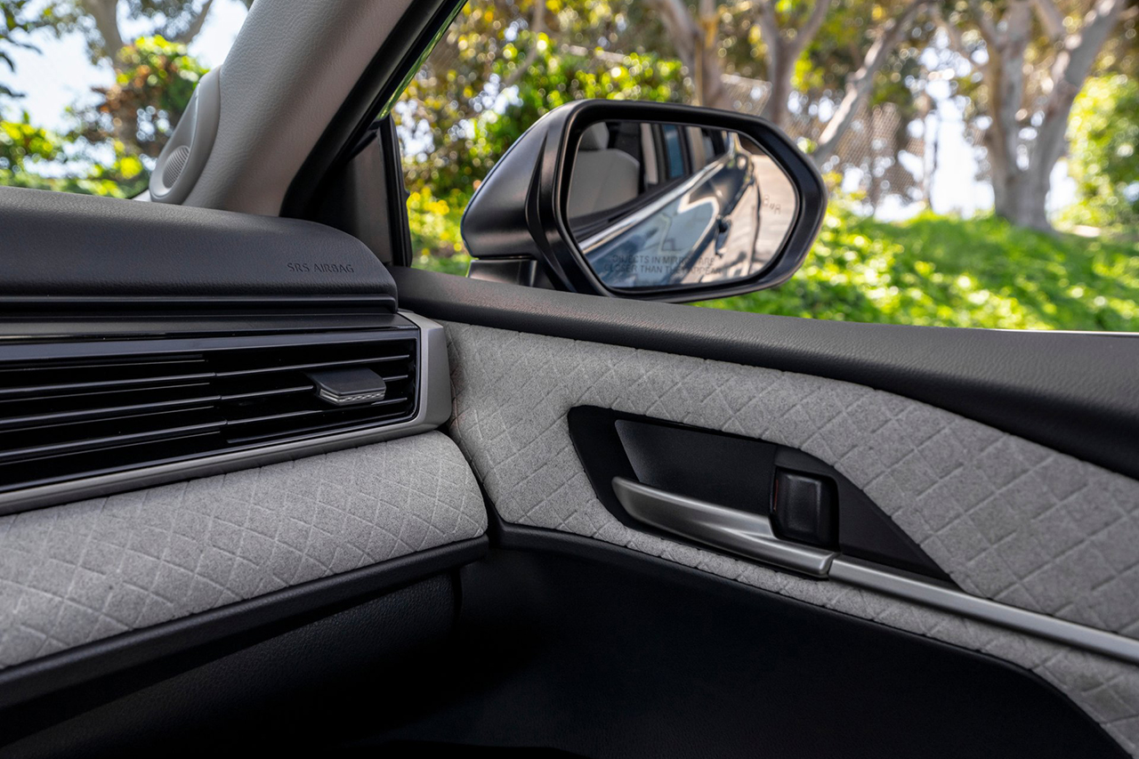 Toyota-Camry_Hybrid-2025-HD-a2749bae1b84a0af105df931dc98dd2cb0b69fa51.jpg