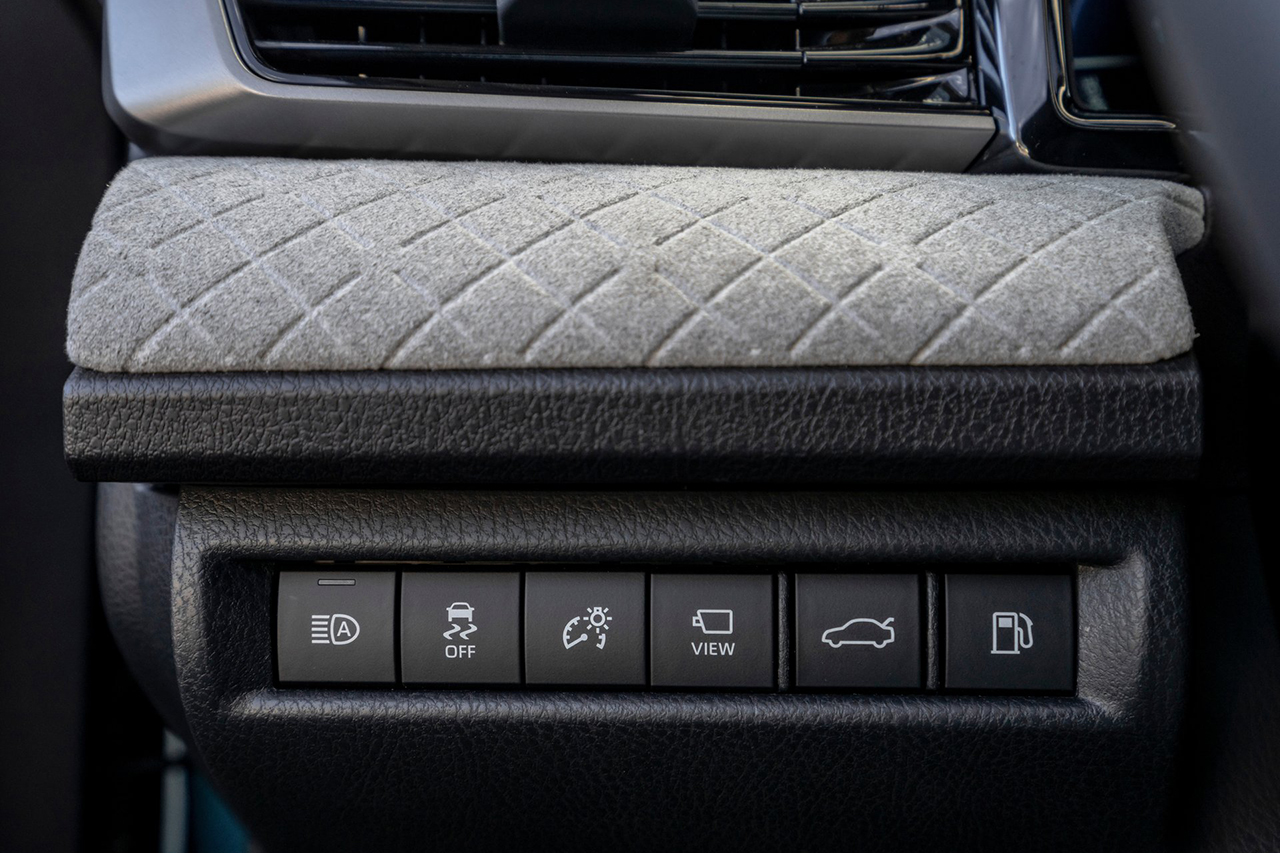 Toyota-Camry_Hybrid-2025-HD-e85ffb211b842e7b6f4dcf6a65e59d11497cbda51.jpg
