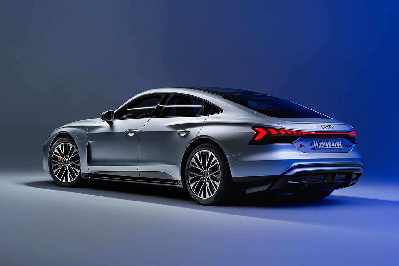 Audi-S_e-tron_GT-2025-Rear_Three-Quarter.bf12a965.jpg