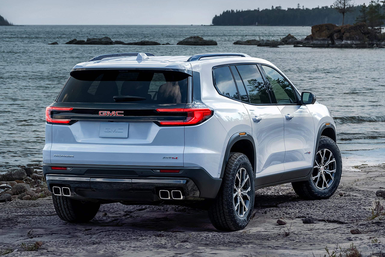 GMC-Acadia-2024-Rear_Three-Quarter.2b8d01ac.jpg