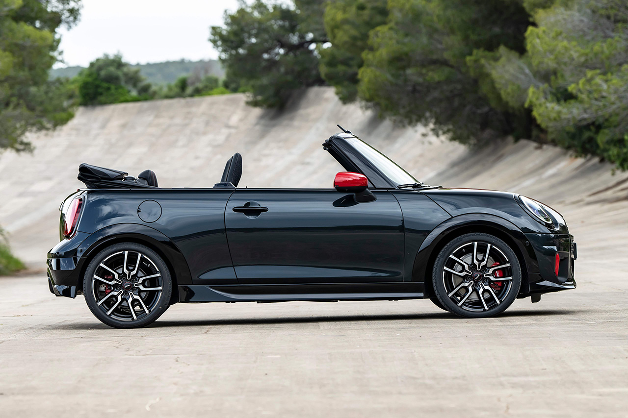 Mini-John_Cooper_Works_Convertible-2025-Side_Profile.1477d6a2.jpg